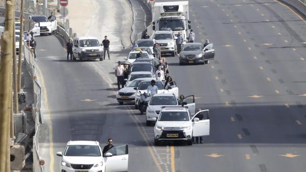 <p>Israel hat der sechs Millionen jüdischen Opfer des Holocaust gedacht. Die Autofahrer parkten und hielten für zwei Minuten inne.</p>