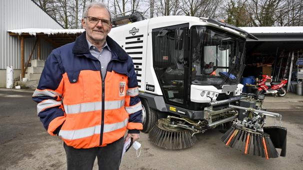 <p>Erwin Güsting konnte sich an seinem letzten Arbeitstag als Raerener Bürgermeister über die Inbetriebnahme einer neuen Kehrmaschine für den Raerener Bauhof freuen. Tagelanges, manuelles Unkrautzupfen wird damit fortan weitestgehend überflüssig. Fotos: David Hagemann</p>