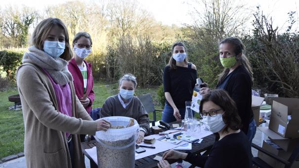 <p>Die Mitglieder der Bürgerinitiative „Blumendorf Hergenrath“ haben Samen von heimischen Blumen in Tütchen abgefüllt. Ziel ist es, bunte und insektenfreundliche Blühwiesen in Hergenrath enstehen zu lassen.</p>