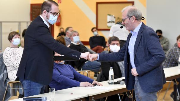 <p>Symbolischer Akt: Erwin Güsting (r.) überreichte am Donnerstagabend in der Raerener Gemeinderatssitzung Jérôme Franssen (l.) die Bürgermeisterschärpe und wünschte ihm „eine glückliche Hand“ im neuen Amt.</p>