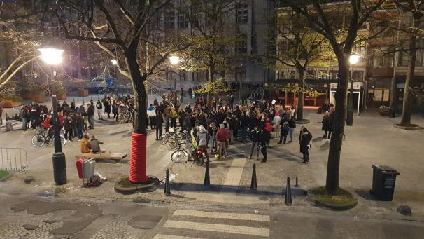 <p>Auf dem Lütticher Place du Marché haben am Donnerstagabend bis zu 200 Menschen gegen die aktuell geltenden Corona-Maßnahmen protestiert.</p>