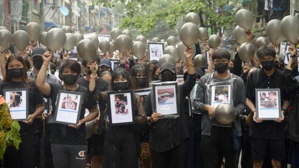 <p>Trotz des gewaltsamen Vorgehens des Militärs gehen weiterhin Gegner der Militärjunta landesweit auf die Straßen.</p>