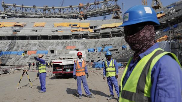 <p>Bauarbeiter arbeiten am Lusail-Stadion, einem der Stadien der WM 2022: Rund 6.500 Arbeiter sind laut eines Berichts des „Guardian“ beim Bau der Arenen in Katar gestorben.</p>