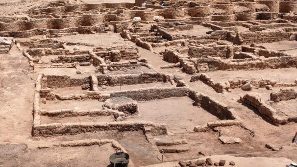 <p>Gesamtansicht der 3.000 Jahre alten Ruinen der von ägyptischen Archäologen entdeckten „verlorenen Stadt“ im heutigen Luxor.</p>