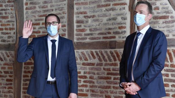 <p>Am Freitagmorgen legte Jérôme Franssen (CSL) seinen Eid als neuer Bürgermeister von Raeren vor Ministerpräsident Oliver Paasch (ProDG) ab. Die Schöffen hatten dies bereits am Donnerstag getan.</p>