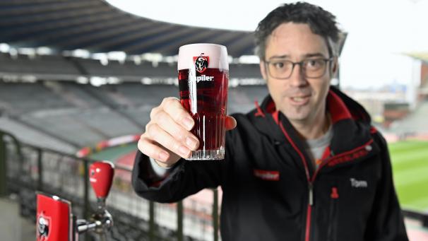 <p>Präsentierte im Brüsseler König-Baudouin-Stadion das rote Jupiler: Marketingleiter Tom Robberechts.</p>
