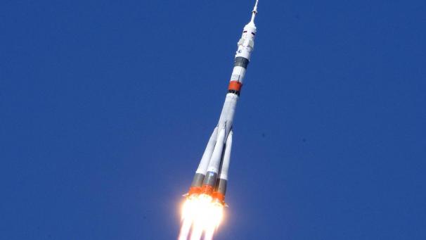 <p>Eine Sojus-2.1a-Trägerrakete hebt mit dem Raumschiff Sojus MS-18, das eine neue Besatzung zur Internationalen Raumstation ISS bringt, vom Kosmodrom Baikonur ab.</p>
