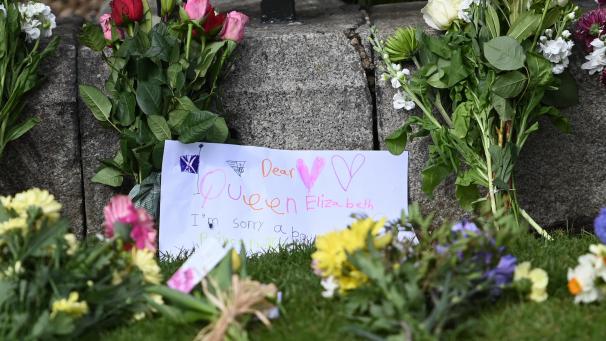<p>Trauernde legten vor Schloss Winsdor Blumen und Briefe an die Queen ab.</p>
