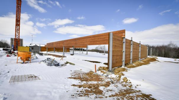 <p>Möglichst Anfang September soll das Langlauf- und Biathlonzentrum in Elsenborn seinen Betrieb aufnehmen. Beim topmodernen Schießstand werden Leimbinder sowohl als Seitenbegrenzung als auch als Hochblenden für die nötige Sicherheit sorgen.</p>