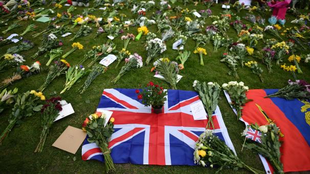 <p>Viele Briten bekundeten am Freitag ihre Trauer mit Blumen, Schriften oder Fahnen.</p>