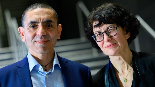 <p>Özlem Türeci (r.) und ihr Ehemann Ugur Sahin - das sind die deutsch-türkischen Köpfe hinter dem BionTech-Impfstoff. Sie haben den Durchdruch geschafft, von dem Gründer träumen. Ihre Erfindung gelangt allerdings über den US-amerikanischen Pharma-Riesen auf die Weltmärkte.</p>