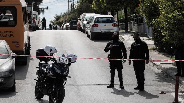 <p>Karaivaz, ein erfahrener Kriminalreporter, kehrte Berichten zufolge von der Arbeit einer Tagessendung im Star TV nach Hause zurück, als er von zwei Motorrad-Angreifern überfallen wurde, die wahrscheinlich eine Waffe benutzten, die mit einem Schalldämpfer gedämpft war. Er wurde tot vor seinem Auto gefunden, das neben einem kleinen Park in der Nähe seines Hauses parkte.</p>