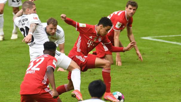 <p>Münchens Jamal Musiala (M) setzt sich vor seinem Tor zum 1:0 gegen Unions Robert Andrich durch.</p>