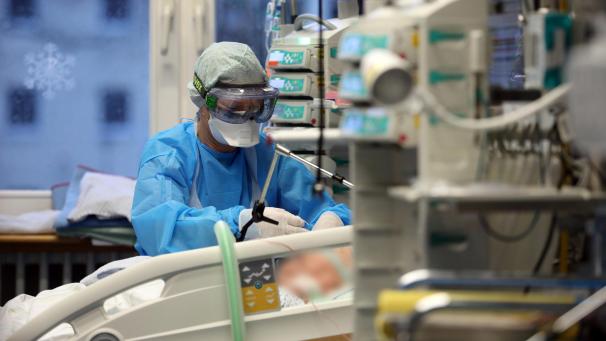 <p>3.027 Corona-Infizierte werden derzeit im Krankenhaus behandelt.</p>