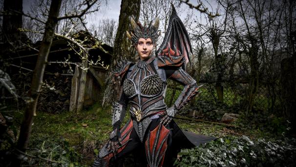 <p>Inkognito: Cosplayerin Dominique Wolkener als Drachenkriegerin.</p>