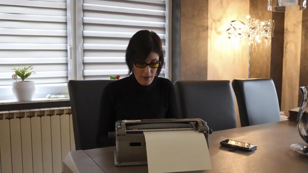 <p>Die Braille-Schrift und ihr Smartphone machen Marina Schwall das Leben leichter. Ihre Krankheit bringt eine Lichtempfindlichkeit mit sich, weshalb sie oft ihr Haus verdunkelt.</p>