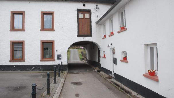 <p>Durchfahrtsrecht oder nicht? Der Torbogen unter dem ehemaligen Herrengutshof im Reuländer Ortsteil Peckeneck ist Gegenstand eines Rechtsstreits zwischen den Eigentümern des denkmalgeschützten Anwesens und der Gemeinde Burg-Reuland. In einer Online-Petition haben sich bereits rund 700 Personen für ein Fahrtrecht ausgesprochen.</p>