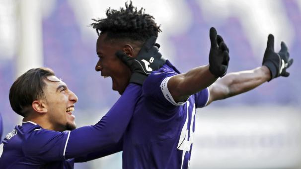 <p>Sambi Lokonga (rechts) freute sich riesig über seinen Treffer zum 2:1.</p>