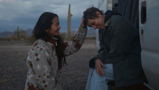 <p>Die Regisseurin Chloe Zhao (l) steht mit der Schauspielerin Frances McDormand am Set von Nomadland. Der US-amerikanische Film «Nomadland» der chinesischen Regisseurin Chloé Zhao ist mit vier Auszeichnungen der Gewinner des Abends bei den als Baftas bekannten Britischen Filmpreisen.</p>