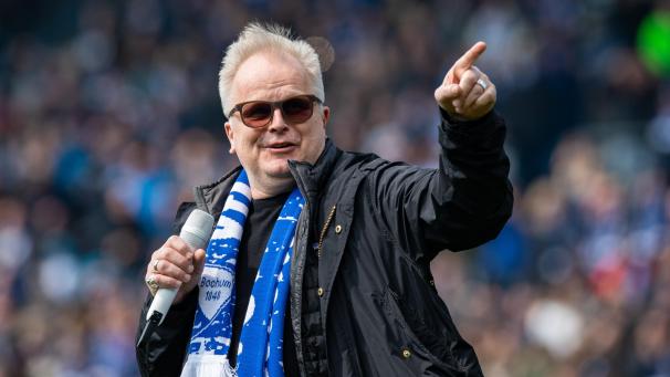 <p>Diese Aufnahme entstand im April 2019 als Herbert Grönemeyer vor einem Spiel des VfL Bochum im Ruhrstadion mit „Bochum“ wohl einen seiner bekanntesten Songs darbot.</p>
