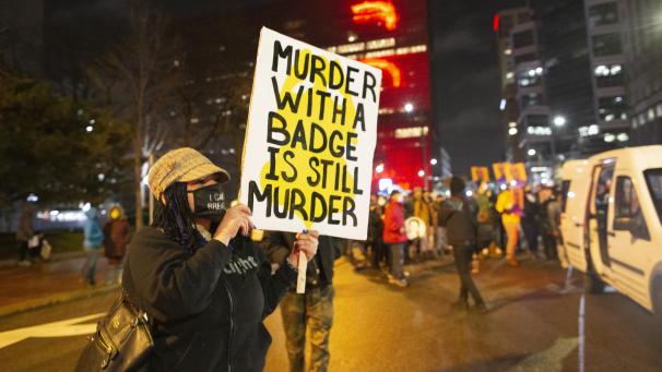 <p>„Mord mit einer Dienstmarke ist immer noch Mord“ steht auf dem Schild dieser Demonstrantin gegen Polizeigewalt.</p>