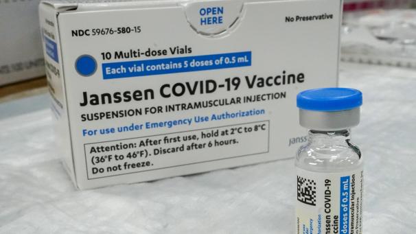 <p>Eine Ampulle und eine Verpackung des Corona-Impfstoffs von Johnson &amp; Johnson.</p>