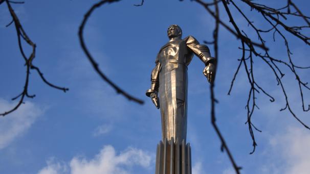 <p>Ein riesiges Denkmal in der russischen Hauptstadt Moskau erinnert an den sowjetischen Kosmonauten Juri Gagarin. Am 12. April 1961 flog der Kampfpilot als erster Mensch in den Weltraum.</p>