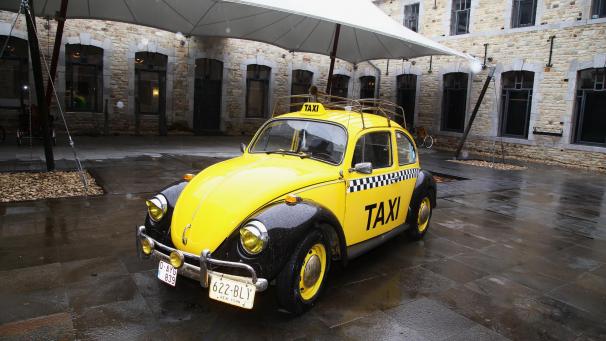 <p>Im Innenhof des Malmundariums steht ein Käfer, der als Taxi gedient hat.</p>