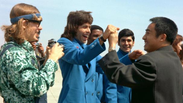 <p>Auf diesem Archivfoto vom April 1972 schüttelt Tischtennisspieler Zhuang Zedong (1.v.r., vorne) aus China dem US-Tischtennisspieler Glenn Cowan (2.v.l., vorne) während eines Besuchs in den USA die Hand. Das galt besonders vor 50 Jahren, als sich die USA und China über „Ping-Pong-Diplomatie“ erstmals annäherten, nachdem sie im „Kalten Krieg“ kaum Kontakt hatten. Fünf Jahrzehnte später sind die Beziehungen heute so vielfältig wie nie zuvor.</p>
