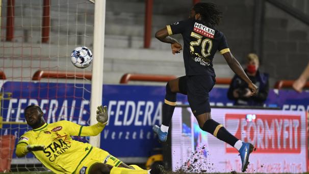 <p>Dieumerci Mbokani erzielte über Hervé Koffi hinweg das 0:1.</p>