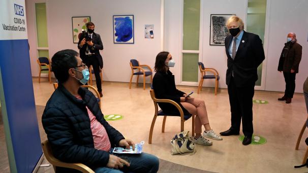 <p>Während die Impf-Programme gegen das Coronavirus in Belgien und dem Großteil Europas eher schleppend vorankommen, hat sich Großbritannien zu einem Impf-Primus gemausert – ganz zur Freude von Premier Boris Johnson (rechts).</p>