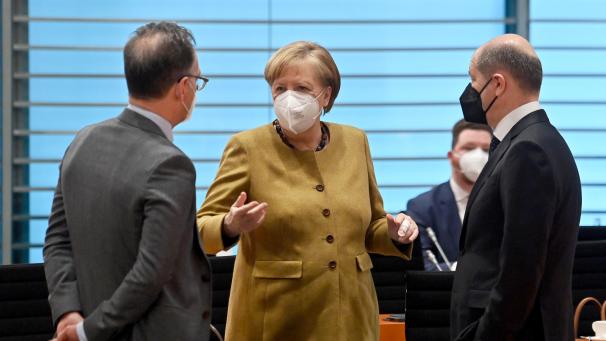 <p>Bundeskanzlerin Angela Merkel (CDU) spricht mit Außenminister Heiko Maas (l, SPD) und Finanzminister Olaf Scholz (SPD) vor der Sitzung des Kabinetts im Bundeskanzlearamt.</p>