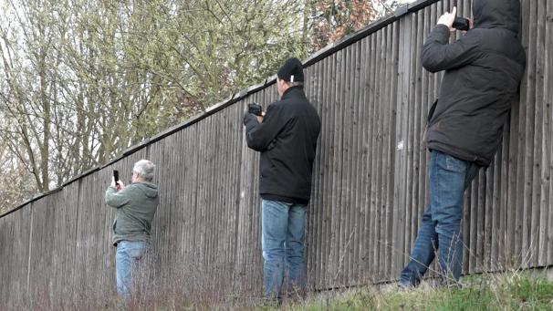 <p>Damit soll bald Schluss sein: Schaulustige fotografieren einen Unfall auf der Autobahn.</p>