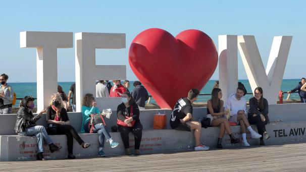 <p>Parallel zum Fortschritt der Impfkampagne begann die Regierung in Israel mit schrittweisen Lockerungen der Corona-Restriktionen.</p>