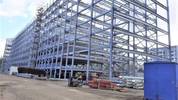 <p>Europas größtes Krankenhausgebäude, das Klinikum in Aachen, bekommt ein eigenes Parkhaus. Die Arbeiten dort gehen zügig voran.</p>