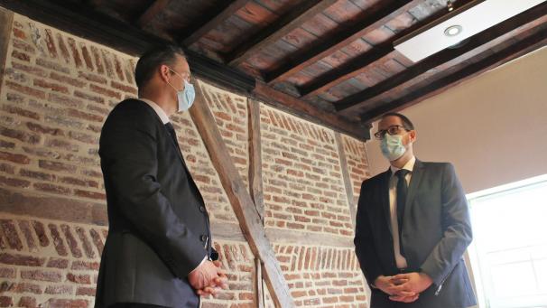 <p>Der neue Raerener Bürgermeister Jérôme Franssen (rechts) im Rahmen der Vereidigung vor Ministerpräsident Oliver Paasch am vergangenen Freitag. Der Posten des Bürgermeisters ist unvereinbar mit dem Mandat im Parlament, sodass Franssen aus dem PDG zurücktreten muss.</p>