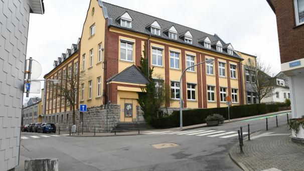 <p>Dieser Teilbereich der Eupener Schulstraße (links) wird in den nächsten Wochen zum Schulhof umfunktioniert.</p>