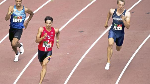 <p>Jonathan Saccor (Mitte) wurde in den USA geimpft.</p>