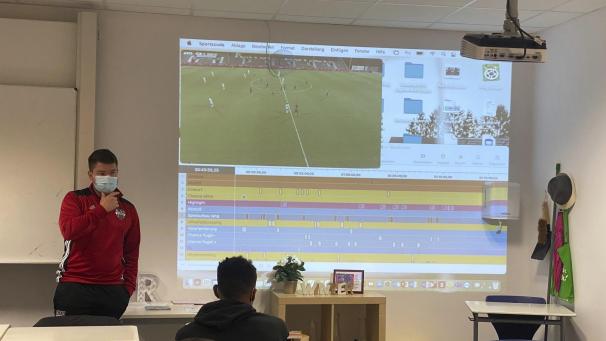 <p>Mario Kohnen erteilt den Kurs für Spiel- und Videoanalyse. Fotos: Verein</p>