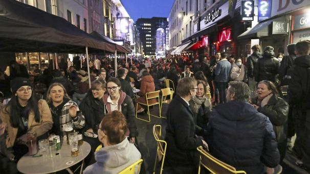 <p>Auf Londoner Terrassen ist seit Montag so etwas wie Normalität eingekehrt.</p>