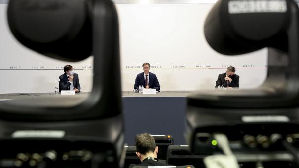 <p>Premier Alexander De Croo (Bildmitte) tauscht sich heute mit seinen Regierungskollegen darüber aus, wie sich die Coronalage in Belgien entwickelt hat.</p>