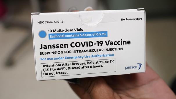 <p>Die Behörden in den USA haben eine vorübergehende Aussetzung der Impfungen mit dem Wirkstoff von Johnson &amp; Johnson empfohlen, nachdem bei mehreren Menschen im Land danach Sinusvenenthrombosen erfasst wurden.</p>