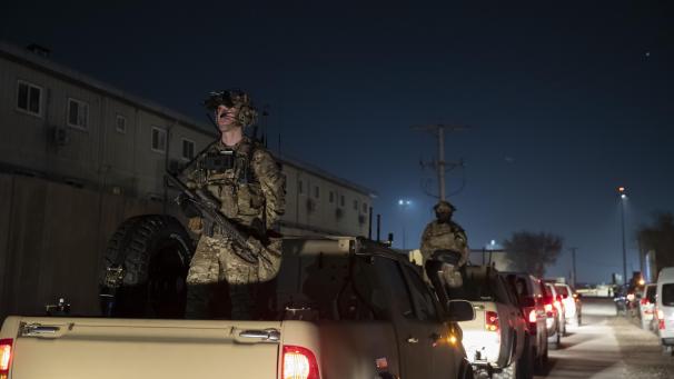 <p>Bewaffnete Soldaten stehen auf dem Bagram Air Field in Afghanistan Wache.</p>