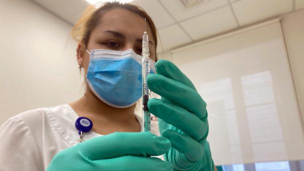 <p>Eine Krankenschwester in einer amerikanischen Klinik in Moskau bereitet eine Impfung mit dem russischen Corona-Impfstoff Sputnik V vor.</p>