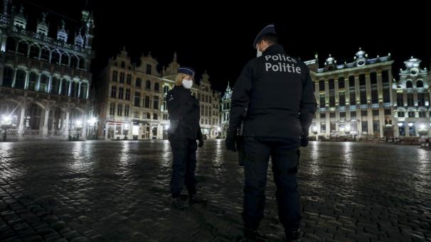 <p>In Flandern und der Wallonie gilt eine Ausgangssperre von Mitternacht bis 5 Uhr morgens, in Brüssel von 22 Uhr bis 6 Uhr morgens.</p>