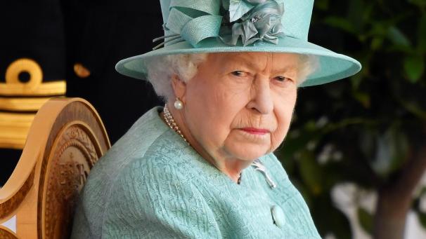 <p>Die britische Königin Elizabeth II. blickt während einer Zeremonie auf Schloss Windsor anlässlich ihres Geburtstags mit ernster Miene in die Kamera.</p>
