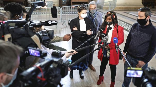 <p>Wurde im Netz heftig angegangen: RTBF-Moderatorin Cécile Djunga (Bildmitte).</p>