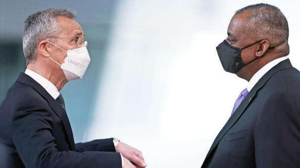 <p>US-Verteidigungsminister Lloyd Austin (rechts) am Mittwoch in Brüssel im Gespräch mit Jens Stoltenberg, dem Generalsekretär der NATO.</p>