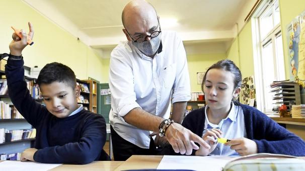 <p>Die Schulen öffnen ab dem kommenden Montag im ganzen Land wieder für die Primarschüler sowie für das 1. und 2. Sekundarschuljahr zu 100 Prozent. „Hybridunterricht“ wird im 3., 4., 5. und 6. Sekundarschuljahr organisiert. Das bedeutet, die Schüler lernen also zur Hälfte in der Schule und zur Hälfte von zu Hause aus.</p>