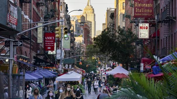 <p>Menschen schlendern durch eine Straße, nachdem in den Außenbereichen der Restaurants nach einigen Lockerungen der Coronamaßnahmen wieder gegessen werden darf.</p>